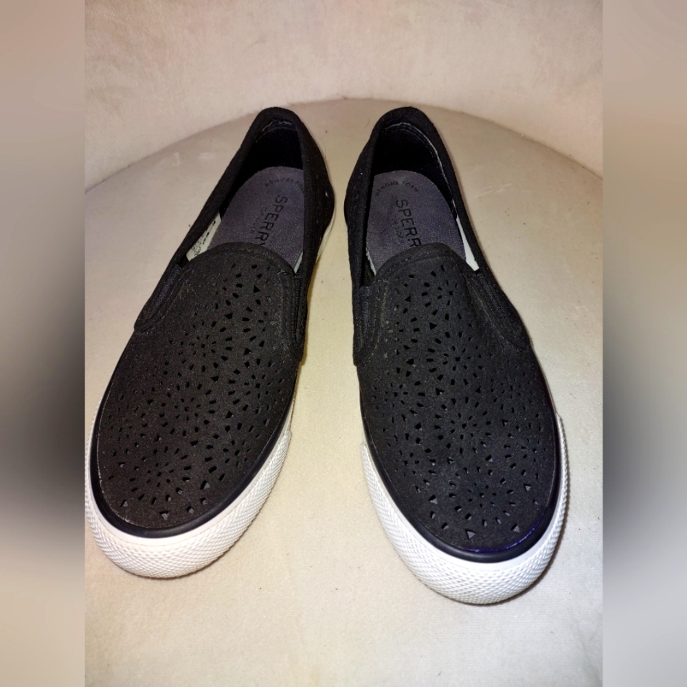 🧁Sperry Cut-out Slip on